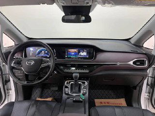 Интерьер в зоне водителя GAC Trumpchi M6: панель приборов, мультимедийный экран, руль и центральная консоль с селектором передач — аккуратный салон Premium Edition.