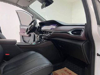 Передняя пассажирская зона и центральная часть салона GAC Trumpchi M6: чёрная кожаная отделка, открытая дверь и обзор материалов и эргономики салона.