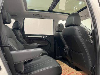 Второй ряд сидений GAC Trumpchi M6: три посадочных места, кожаная обивка, пространство для ног и панорамный люк в крыше, подчёркивающие семь мест в салоне.