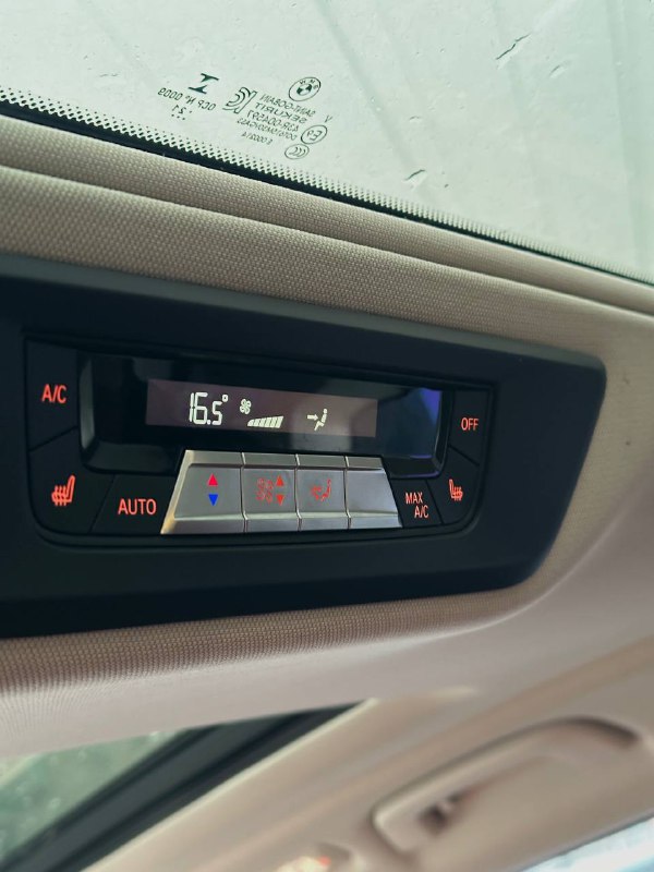 Панель потолочного климат-контроля и люка BMW X7 — дисплей управления микроклиматом и освещение в купе с панорамной крышей.