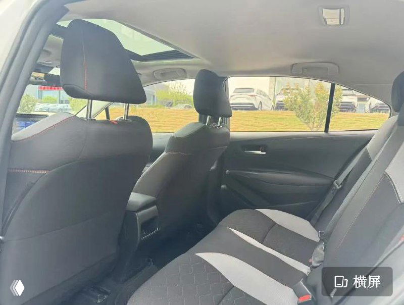 Задний ряд сидений Toyota Corolla 2021, общий вид обивки и пространства для пассажиров; в посте указана возможность доустановки опций и перетяжки салона в Китае.