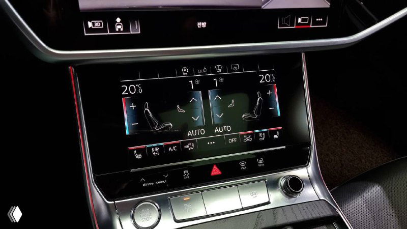 Центральная панель Audi A6 с сенсорными контроллерами климата и информационно-развлекательной системой, видны настройки двойного климат-контроля и подсветка элементов управления