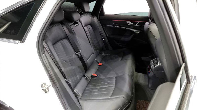 Задние сиденья Audi A6: трёхместная секция с подголовниками и ремнями безопасности, фотография показывает состояние обивки и доступное пространство для пассажиров сзади