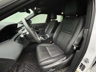 Переднее сиденье водителя Range Rover Evoque, чёрная кожаная обивка, регулировки сиденья и рулевая колонка, вид с открытой двери.