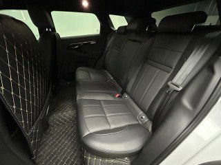 Задний ряд сидений Range Rover Evoque с чёрной кожаной отделкой, общий вид салона с акцентом на пространство для пассажиров.