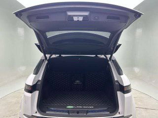 Открытый багажник Range Rover Evoque с ворсовым ковриком и маркировкой Land Rover, демонстрация объёма и состояния грузового отсека.