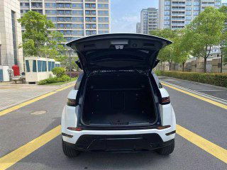 Вид сзади на открытый багажник второго Range Rover Evoque на улице города, демонстрация объёма багажного отделения и внешнего состояния корпуса.