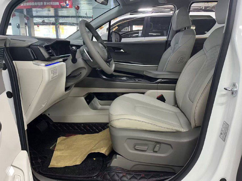 Переднее сиденье водителя Hyundai Custo 2022: светлая кожаная обивка, электроприводы регулировки сиденья, дверная панель и пространство для ног в салоне.