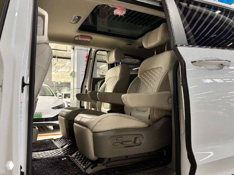 Второй ряд и панорамный люк Hyundai Custo: капитанские кресла в светлой коже, широкий проход между рядами и вид на внутреннее пространство минивэна.