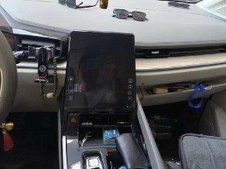 Крупный план центральной консоли Hyundai Custo: сенсорный экран, селектор передач, подстаканники и отделение для мелочей, детали отделки.