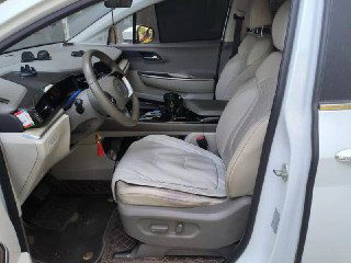 Передние сиденья Hyundai Custo в светлой обивке: водительское кресло с регулировками, вид с открытой двери, коврик и пороги видны.