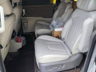 Второй ряд сидений Hyundai Custo: два отдельных комфортных кресла в светлой коже, подлокотник, пространство между рядами для пассажиров.