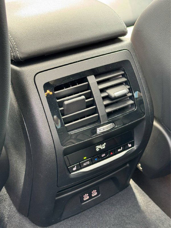 Задняя панель с вентиляционными решётками и органами управления климата для пассажиров, элементы подогрева видны снизу