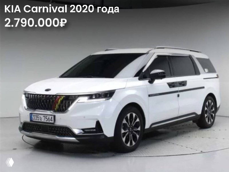 KIA Carnival 2020 — белый минивэн в студийной или дилерской фотосессии, вид спереди-справа, современный дизайн и оформление корпуса.