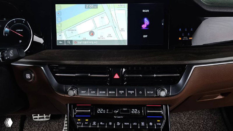 Панель приборов и мультимедиа KIA Mohave 2022 — центральный экран навигации, блоки управления климатом и отделка из дерева.