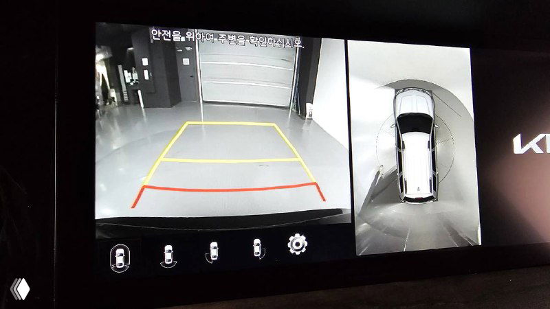 Монитор системы кругового обзора и камера заднего вида в KIA Mohave 2022 — изображение на экране парковочной камеры с разметкой.
