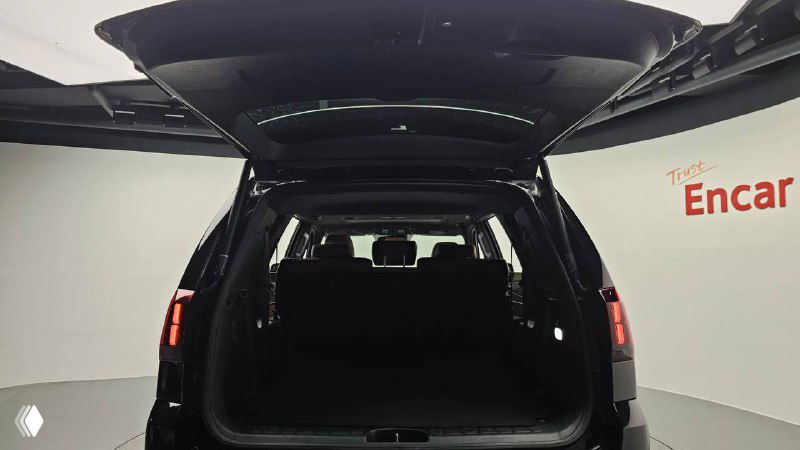 Багажный отсек KIA Mohave 2022 с открытой крышкой — высокий объём, ровная площадка для груза и общая конфигурация пространства багажника.