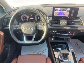 Руль и приборная панель Audi Q5L 40TFSI — цифровая приборная панель, мультимедийный дисплей и элементы управления на руле, чистый салон.