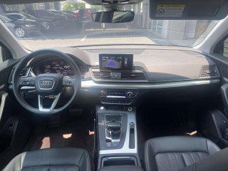 Салон Audi Q5L 2020 — центральная консоль, экран мультимедиа и приборная панель, показаны материалы отделки и компоновка элементов.