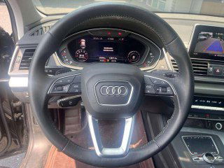 Руль и панель приборов Audi Q5L 2020 крупным планом — видны кнопки на руле, виртуальная приборная панель и состояние управлений.