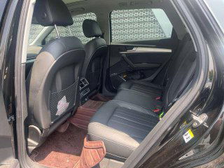 Задний ряд сидений Audi Q5L 2020: пространство для пассажиров, состояние обивки и задняя вентиляция — фото для оценки салона.