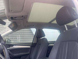 Панорамная крыша и потолок салона Audi Q5L 2020: вид открытого/закрытого люка, световой поток и общий вид пространства над головами.