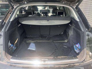 Багажное отделение Audi Q5L 2020: пространство для груза, состояние коврика и задней панели, общий обзор вместимости.