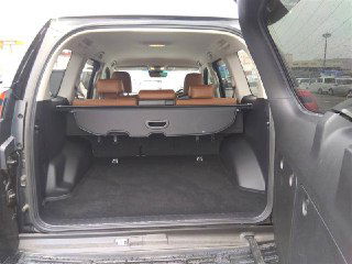 Открытый багажник Toyota Land Cruiser Prado 2021: ёмкий грузовой отсек, роллет и чистая обивка багажного пространства.