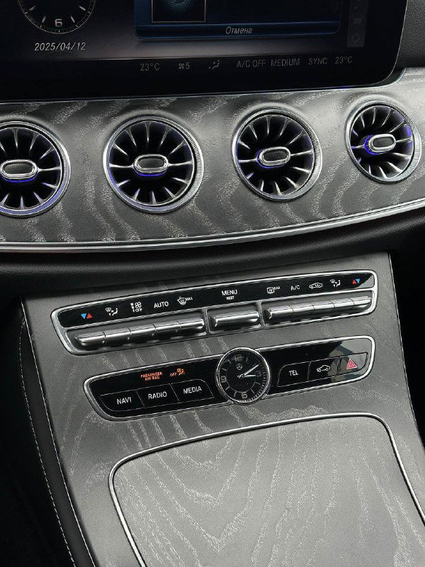 Декоративная панель и вентиляционные дефлекторы Mercedes CLS450, центральная консоль с хромированными кольцами и текстурированной отделкой салона AMG Line, для клиента.