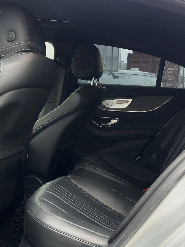 Задний салон Mercedes CLS450: кожаные сиденья, пространство для ног, контуры сидений и декоративная отделка AMG Line, фотографии состояния салона для отчета клиенту.