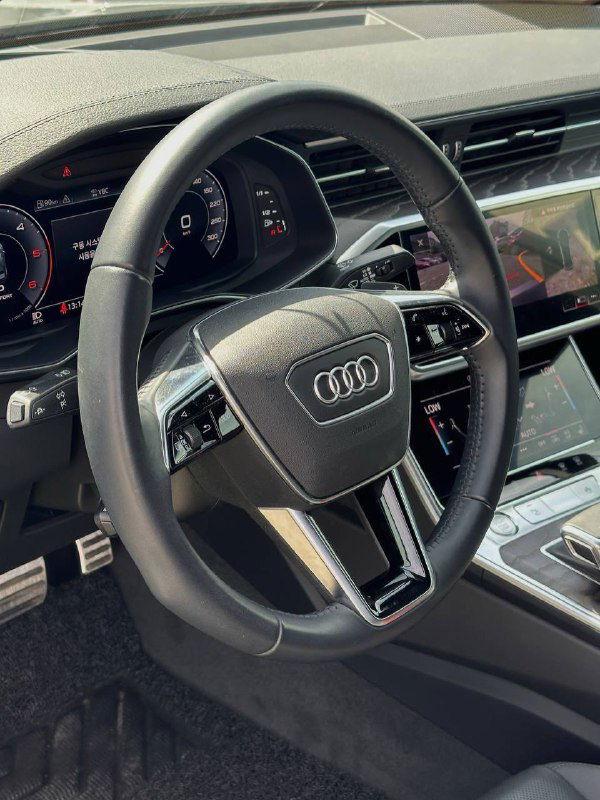 Руль и панель приборов Audi A6 40TDI — видна приборная панель, мультируль и части центральной консоли в салоне.