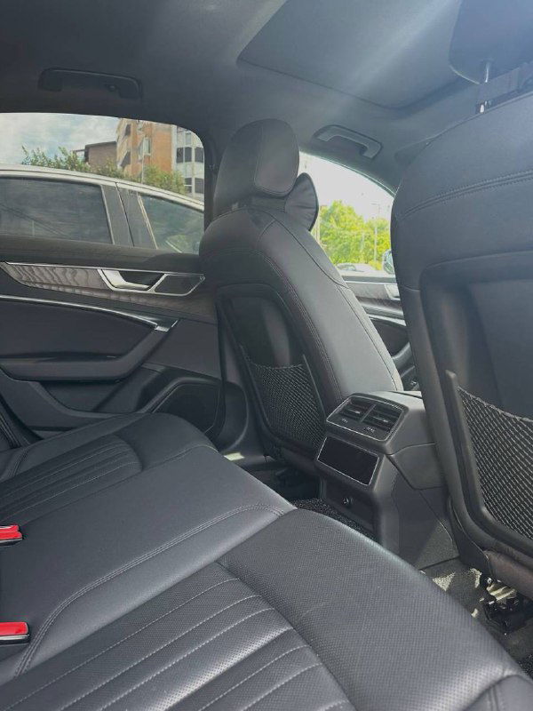 Задние сиденья Audi A6 2020 — вид на пространство для ног, вентиляционные дефлекты и состояние заднего салона.
