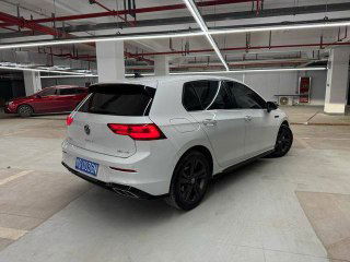 Вид сзади и сбоку на белый Volkswagen Golf 2020 в подземной стоянке, видны фонари, задняя часть и силуэт хэтчбека в обзорных фото для продажи.