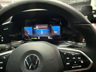 Крупный план панели приборов и руля Volkswagen Golf 2020 с цифровой комбинацией приборов, показывающей нулевой пробег при демонстрации функционала и состояния дисплея.