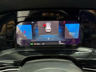 Детализированная фотография цифровой приборной панели Volkswagen Golf с режимами движения и индикацией — полезно для проверки электроники и пробега.