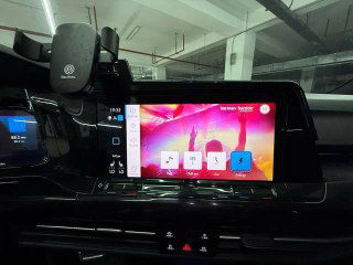 Центральный мультимедийный экран Volkswagen Golf 2020 с отображением интерфейса и яркого экрана — демонстрация мультимедиа и навигации в комплекте.