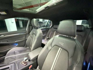 Фотография передних сидений Volkswagen Golf с кожаной отделкой, контрастной прострочкой и логотипом на подголовниках, показывает состояние салона и комфортную посадку.