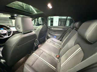 Вид на задние пассажирские сиденья Volkswagen Golf 2020, демонстрируется простор и состояние обивки, а также общая компоновка салона для пассажиров.