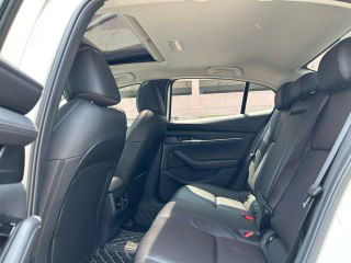 Задний ряд сидений Mazda 3, обзор пространства для пассажиров, состояние задней обивки и наличие потолочного люка на фото.