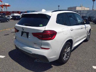 Белый BMW X3 2020 года, вид сзади и правого борта на стоянке ярда; состояние кузова и фон порта видны для отчёта импорта.