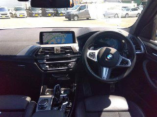 Салон BMW X3 2020 — вид на панель приборов, руль и центральную консоль; фото для проверки комплектации и состояния интерьера.