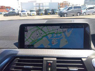 Дисплей навигации BMW X3 2020 с картой порта на экране; демонстрация работы мультимедиа и навигации перед отправкой.