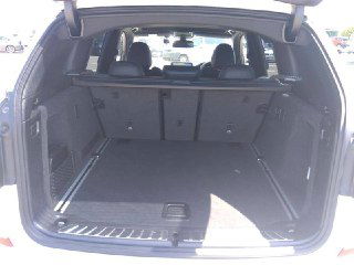 Багажник BMW X3 2020 с открытой крышкой — объём и чистота грузового отделения на момент приёмки на ярде перед отправкой.