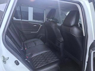 Фото задних сидений Toyota RAV4 2020: кожаная обивка, пространство для пассажиров и состояние второго ряда в салоне.