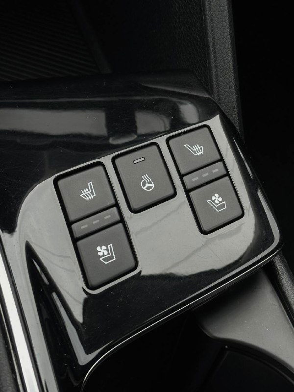 Кнопки подогрева и управления креслом на центральном тоннеле KIA Sportage — панель переключателей с символами подогрева и вентиляции.