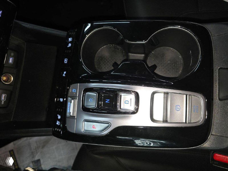 Центральная консоль Hyundai Tucson 2021 — селектор передач в виде кнопок, подстаканники и глянцевые элементы отделки салона.