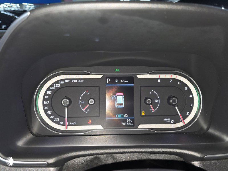 Крупный план цифровой приборной панели Hyundai Tucson 2021 — спидометр, экран бортового компьютера и индикаторы состояния автомобиля.