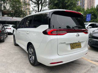 GAC Trumpchi M6 белого цвета — вид сзади и справа, видна багажная дверь и задняя оптика, фото парковки дилерского лота, подготовлено для экспорта из Китая.