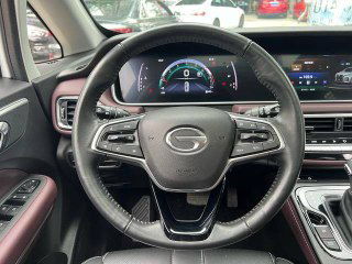 Крупный план руля и цифровой приборной панели GAC Trumpchi M6 — кнопки управления на руле и цифровая приборка, состояние салона видно на фото.