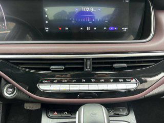 Фрагмент центральной части торпедо с климат‑панелью и сенсорными элементами управления в GAC Trumpchi M6, демонстрация функциональности и состояния консоли.